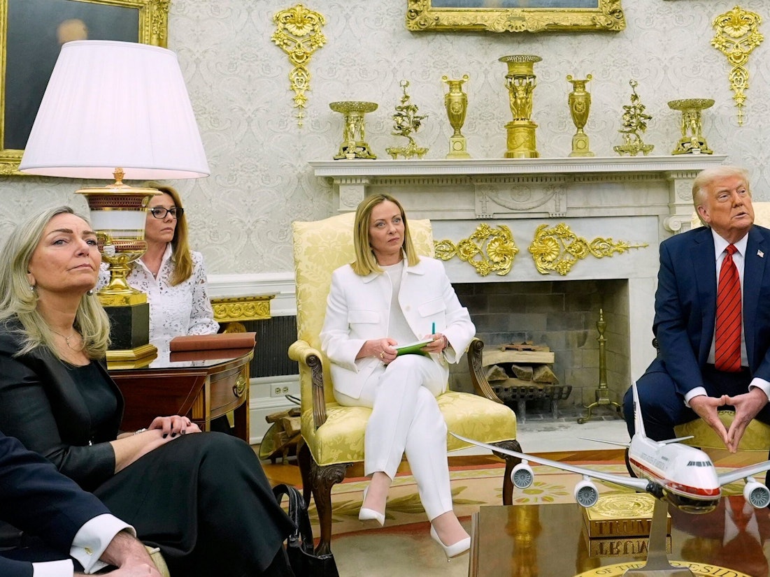 Italiens Ministerpräsidentin Giorgia Meloni führt am Donnerstag, 17. April 2025 eine Unterredung mit US-Präsident Donald Trump im Oval Office des Weißen Hauses; neben ihr die Übersetzerin Valentina Maiolini-Rothbacher.