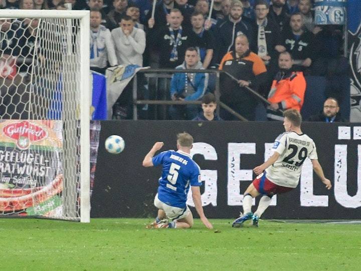 Emir Sahiti erzielt ein Tor für den HSV auf Schalke.