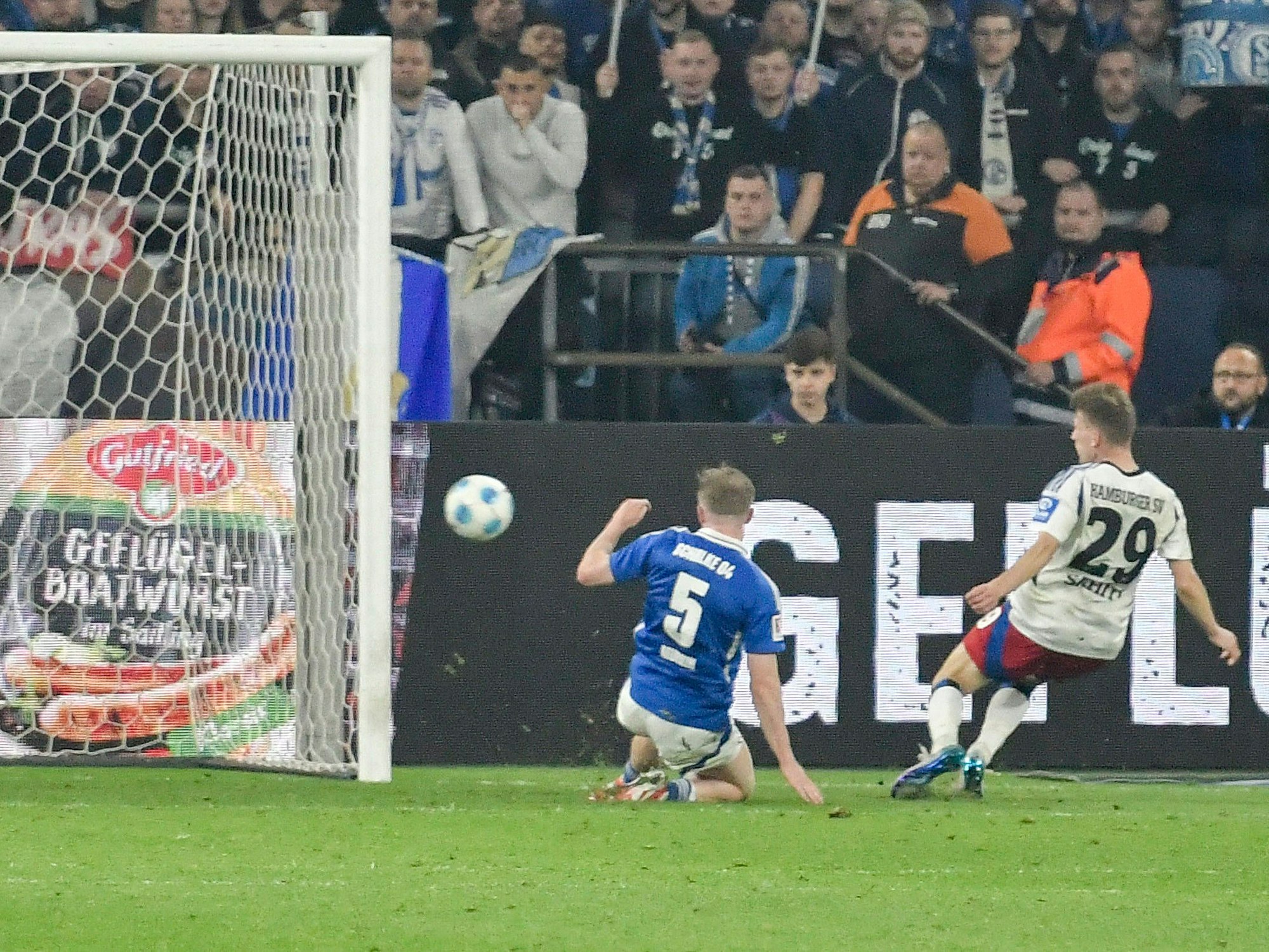 Emir Sahiti erzielt ein Tor für den HSV auf Schalke.