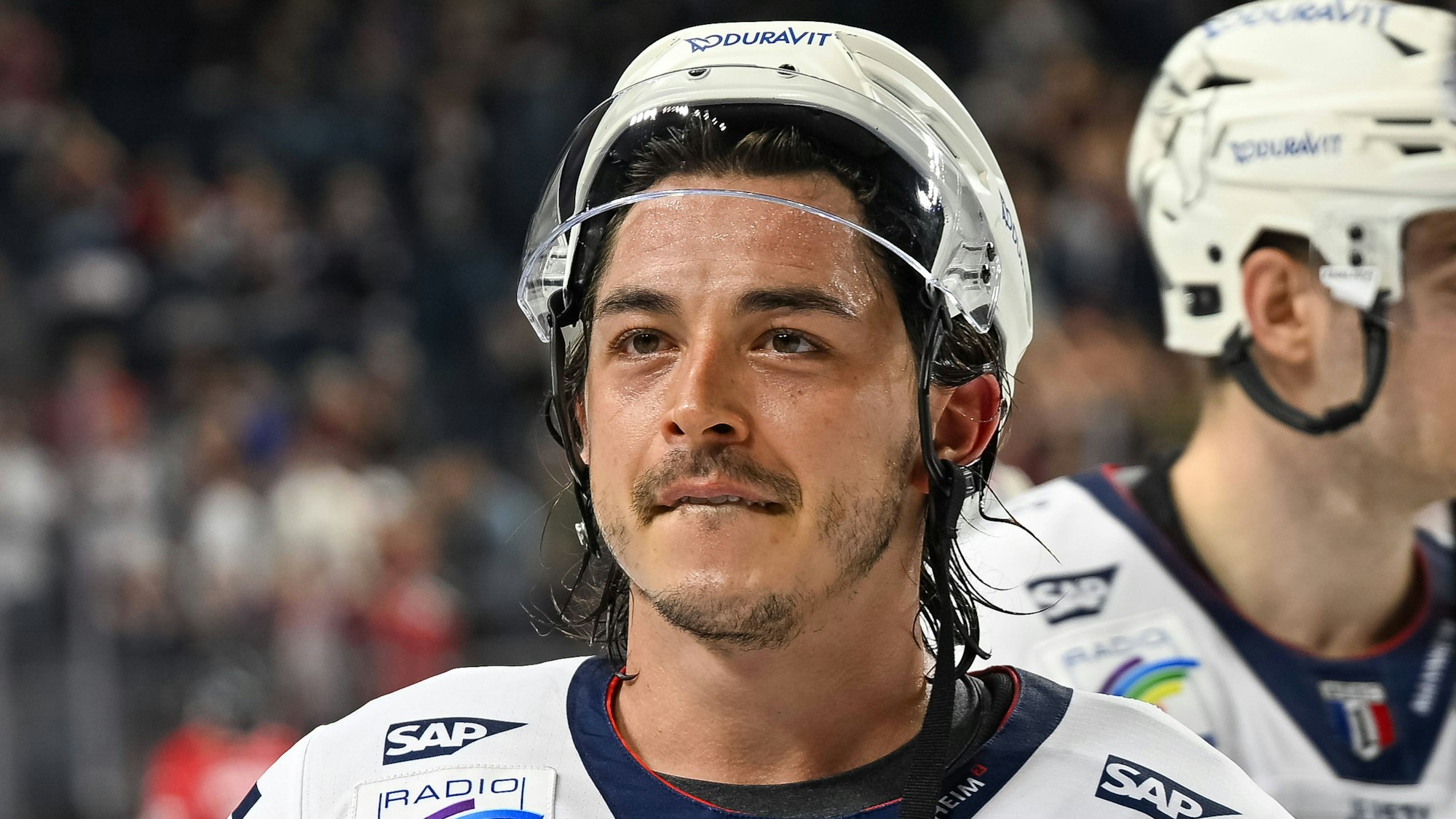 Daniel Fischbuch schaut von der Eisfläche ins Publikum.