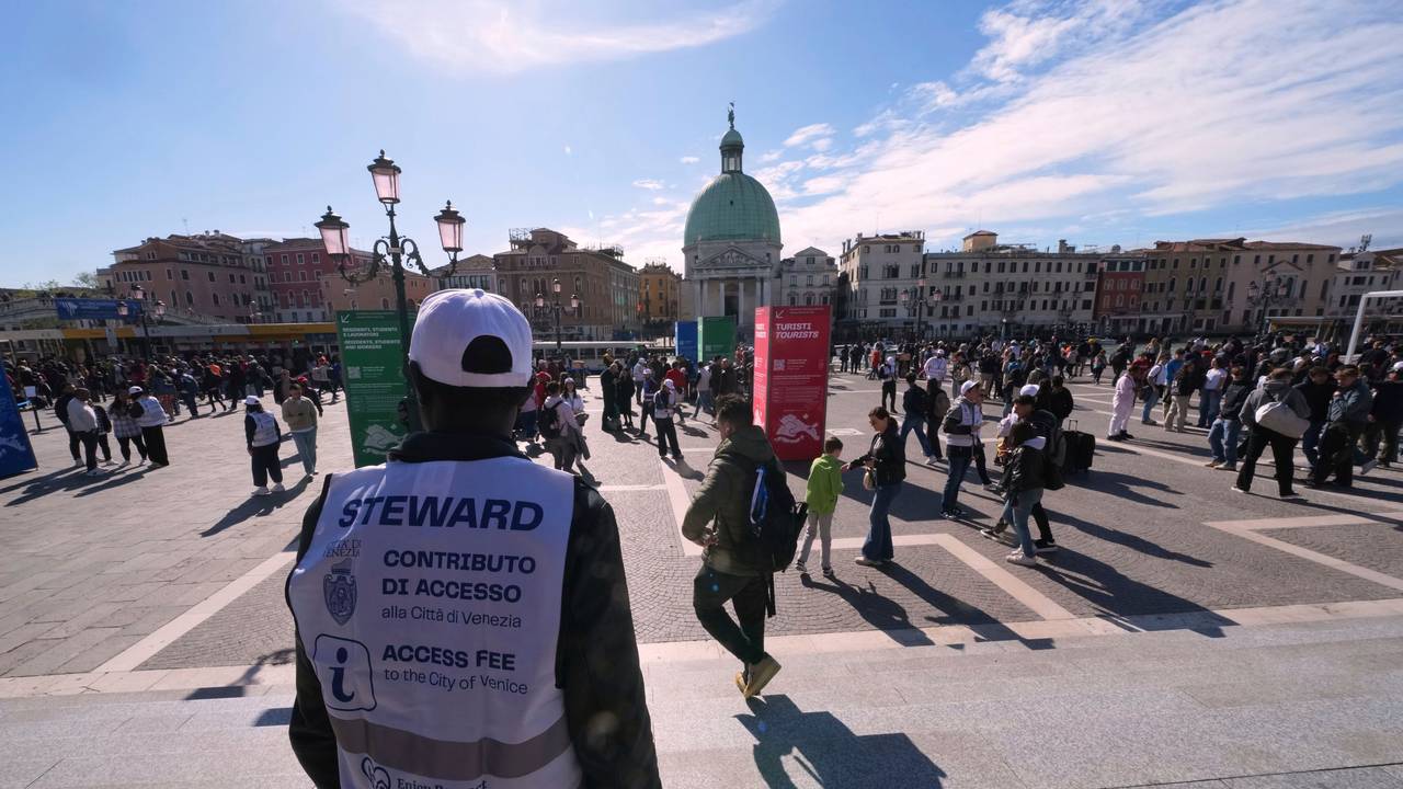 Kontrolleure überprüfen die QR-Codes von Touristen und Touristinnen vor dem Hauptbahnhof in Venedig. Für einen Besuch in Venedig muss jetzt wieder Eintritt bezahlt werden.