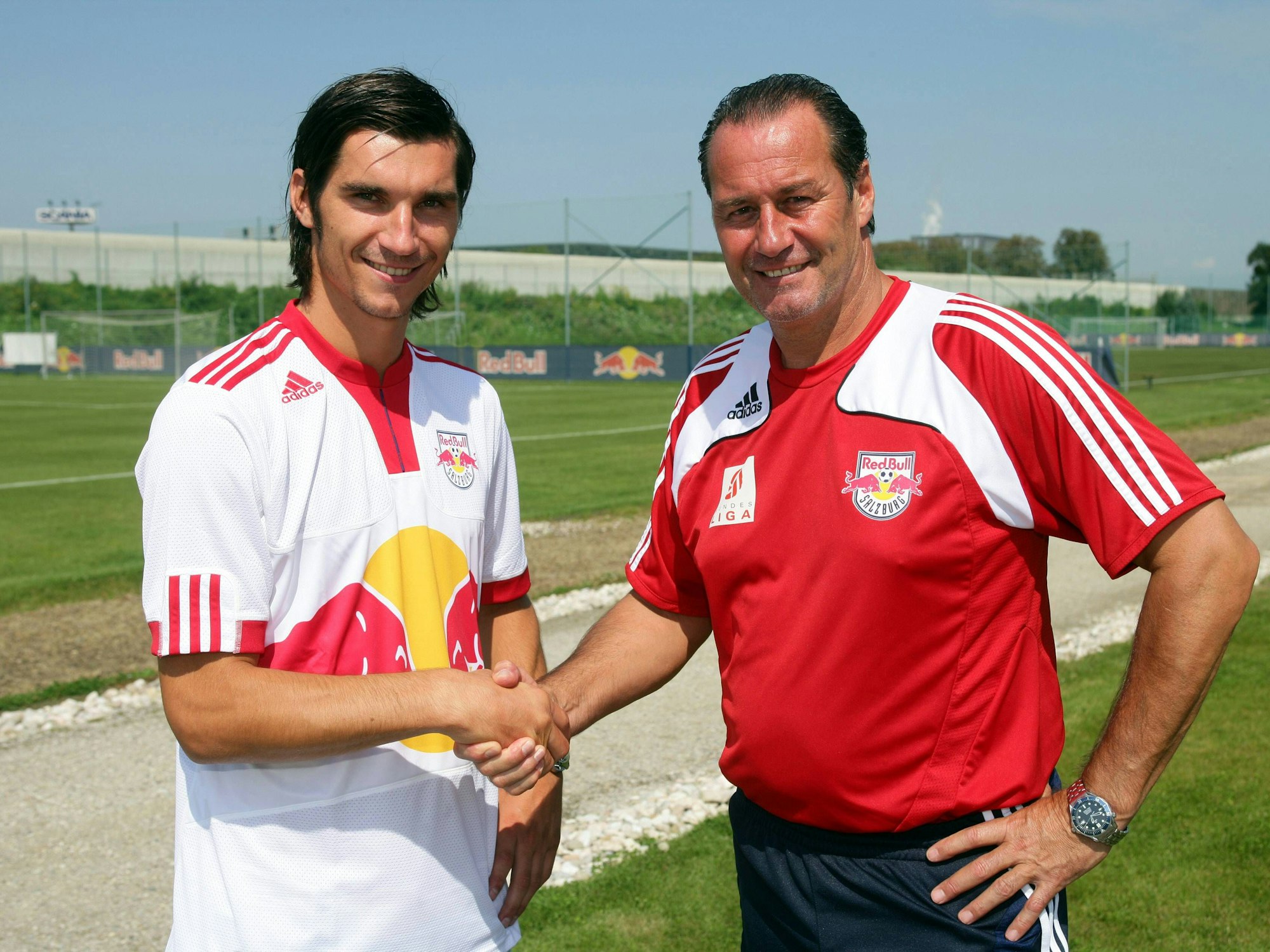 Das Foto zeigt den ehemaligen kroatischen Fußball-Nationalspieler Nikola Pokrivac im August 2009 mit seinem damaligen Trainer Huub Stevens bei RB Salzburg.