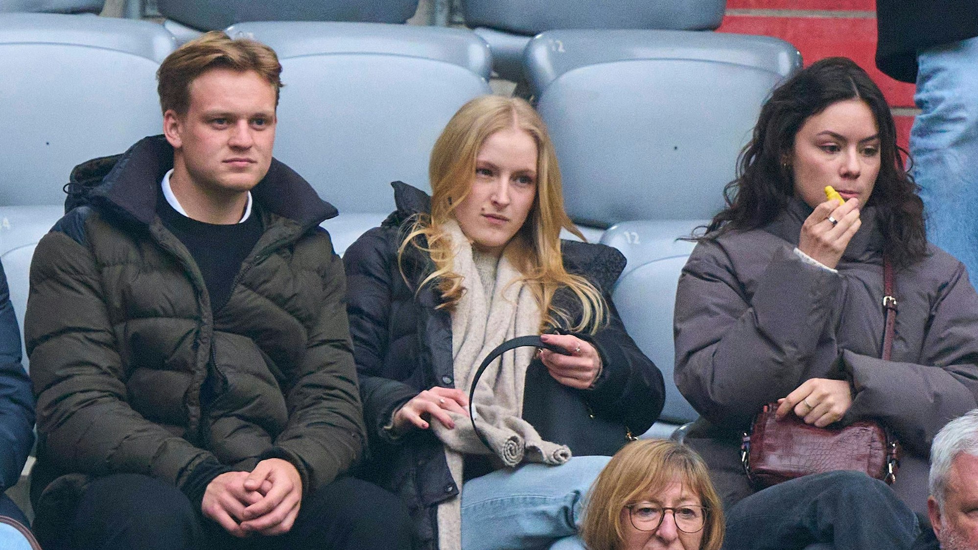 Luis Urbig, Bruder von Bayern-Keeper Jonas auf der Tribüne der Allianz-Arena beim Spiel gegen den FC St. Pauli.