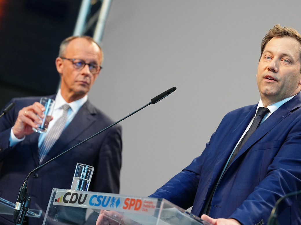 Lars Klingbeil (SPD, re.) bei der Vorstellung des Koalitionsvertrages im Paul-Löbe-Haus. Friedrich Merz (CDU) hört interessiert zu.