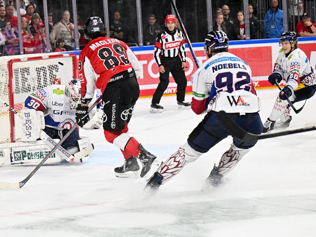 Mit diesem Schuss schoss Gregor MacLeod die Haie zum Overtime-Sieg gegen Berlin.