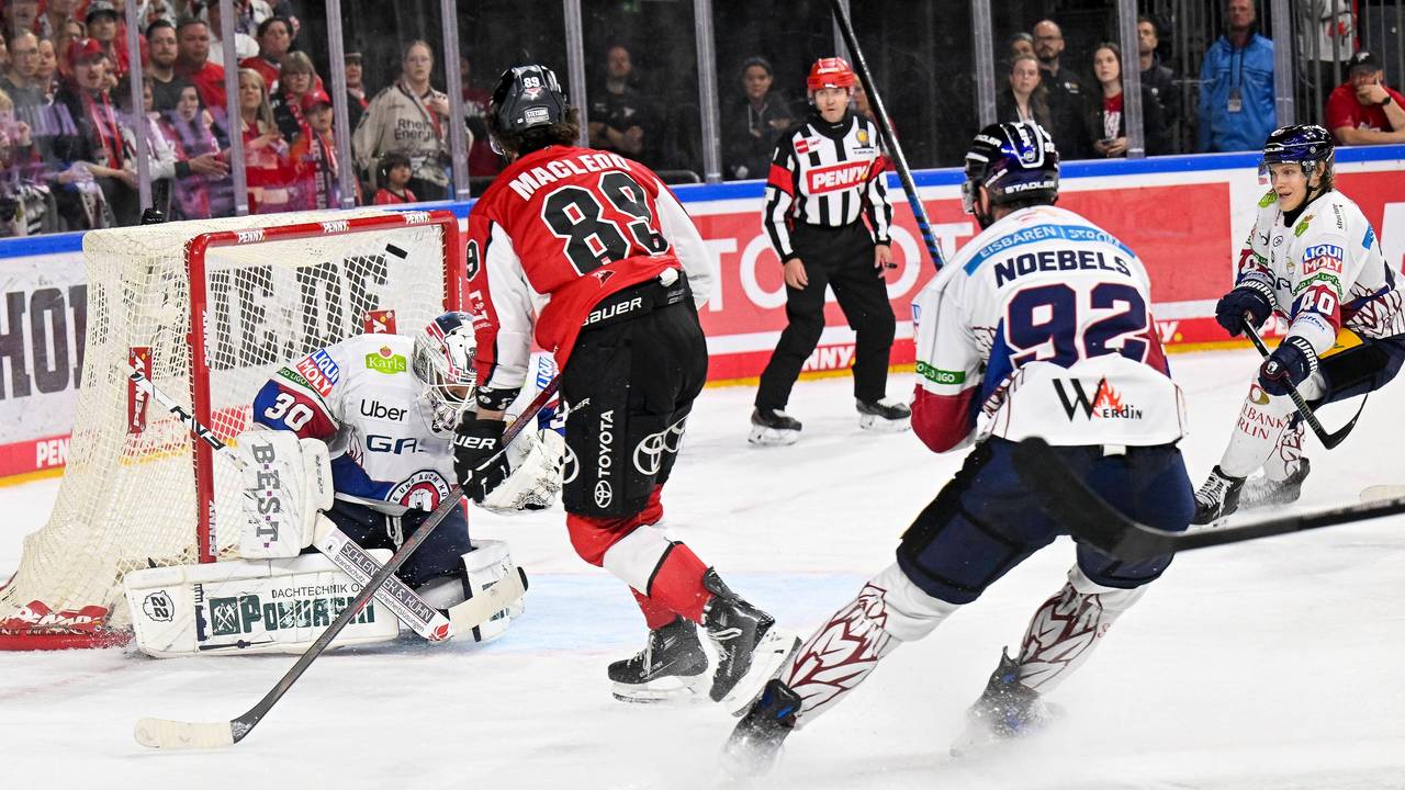 Mit diesem Schuss schoss Gregor MacLeod die Haie zum Overtime-Sieg gegen Berlin.