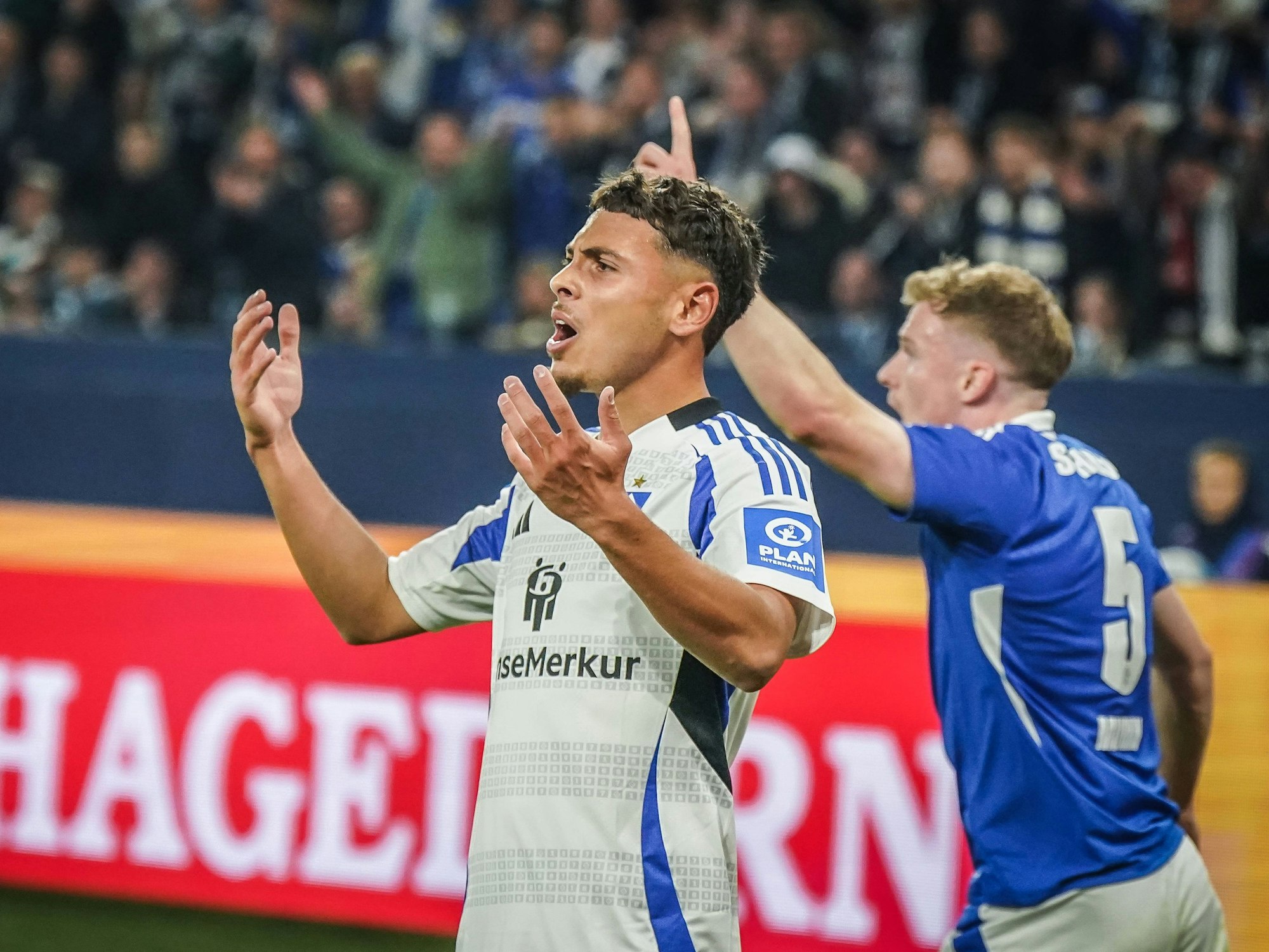 William Mikelbrencis beim Spiel zwischen Schalke 04 und dem HSV.