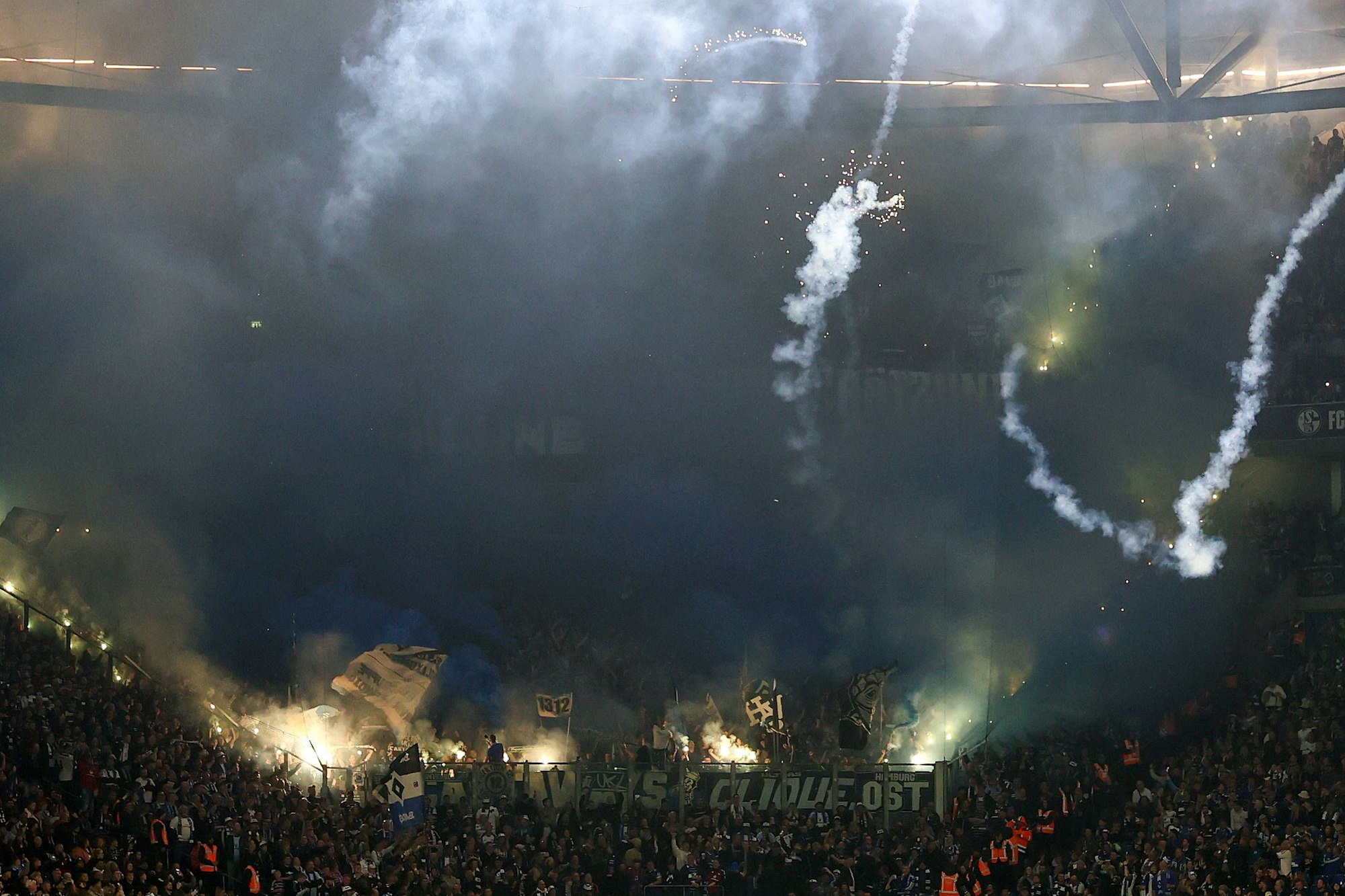 Pyro-Aktion der HSV-Fans auf Schalke.