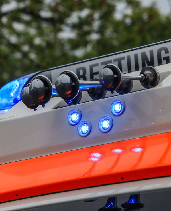 Ein Rettungswagen steht am Einsatzort.