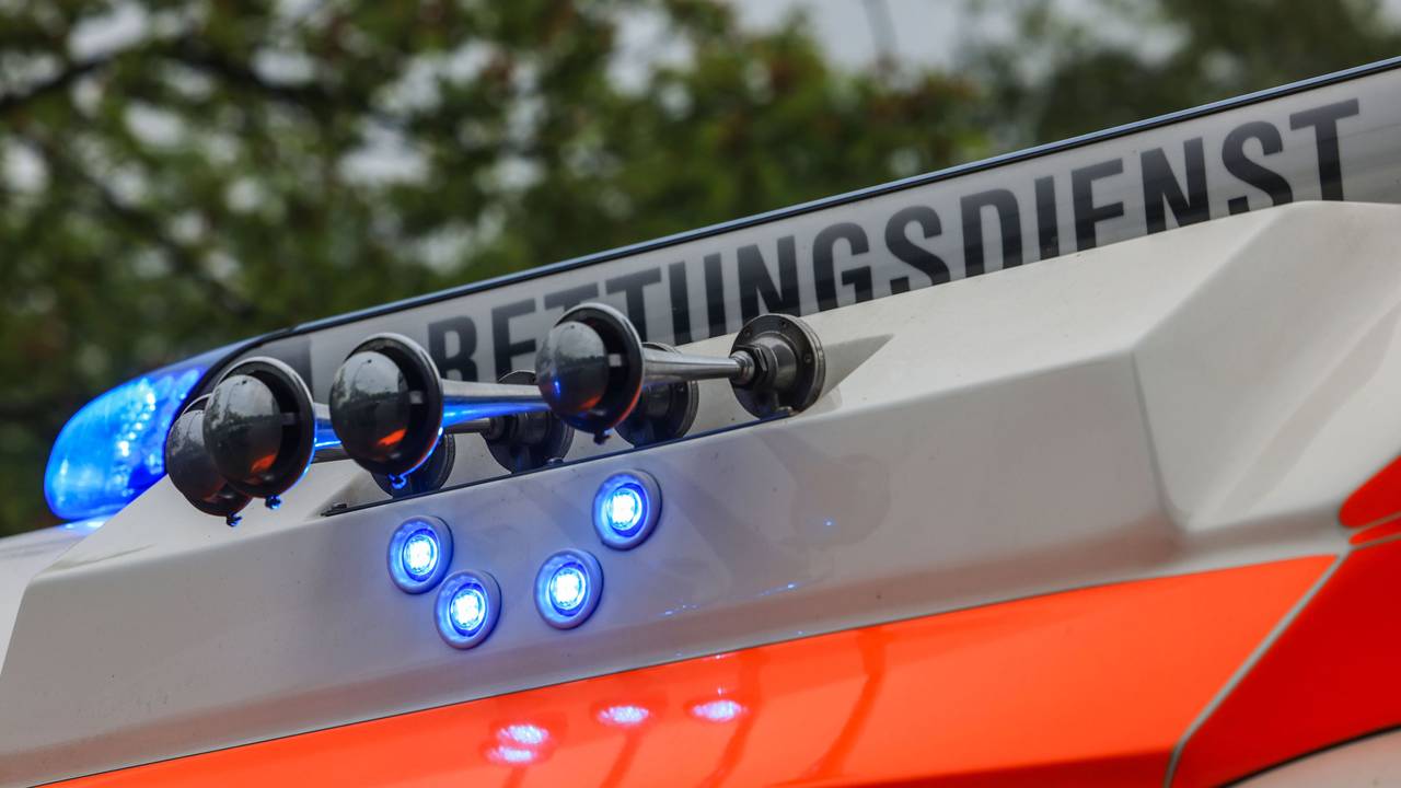 Ein Rettungswagen steht am Einsatzort.