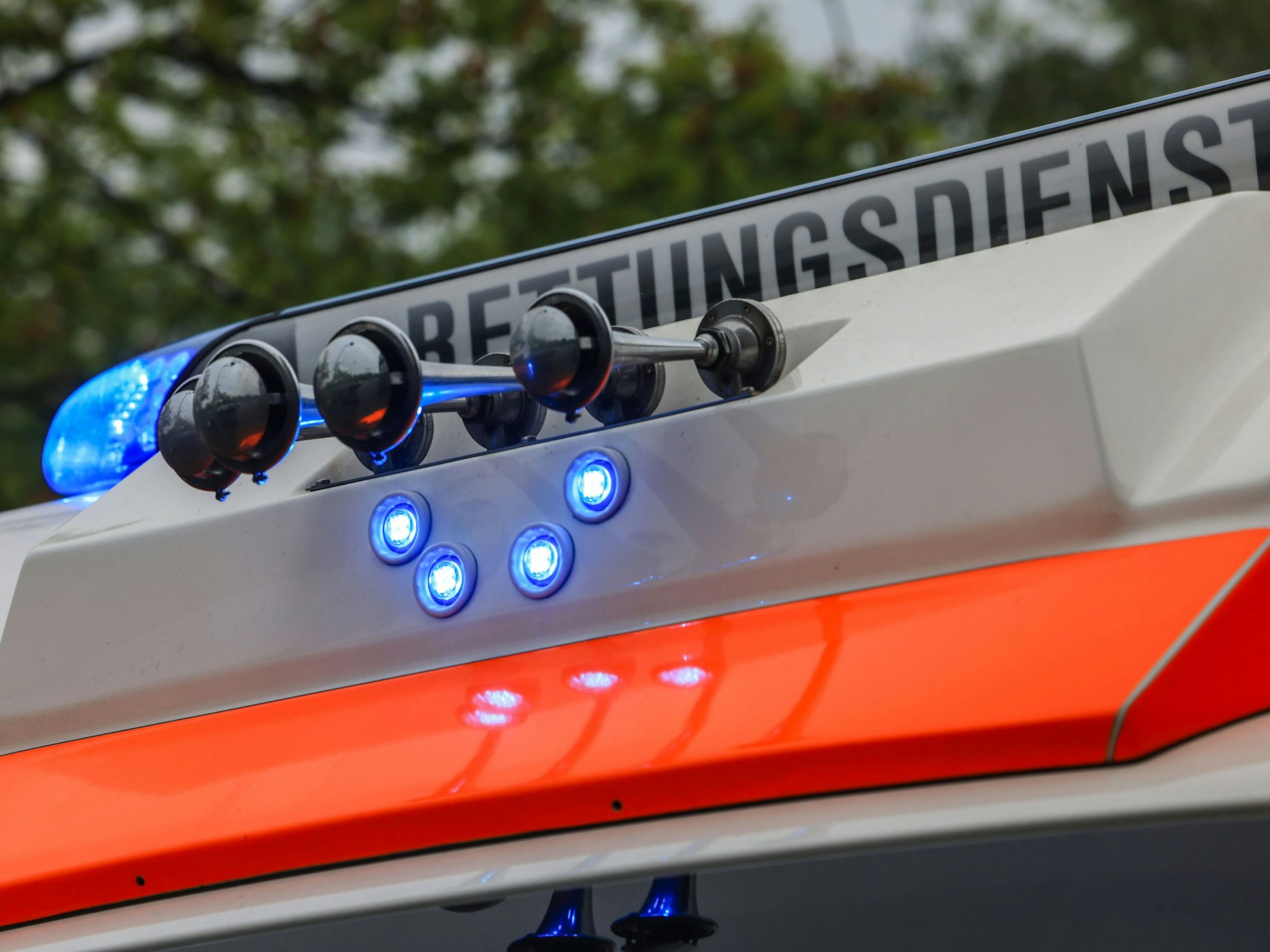 Ein Rettungswagen steht am Einsatzort.