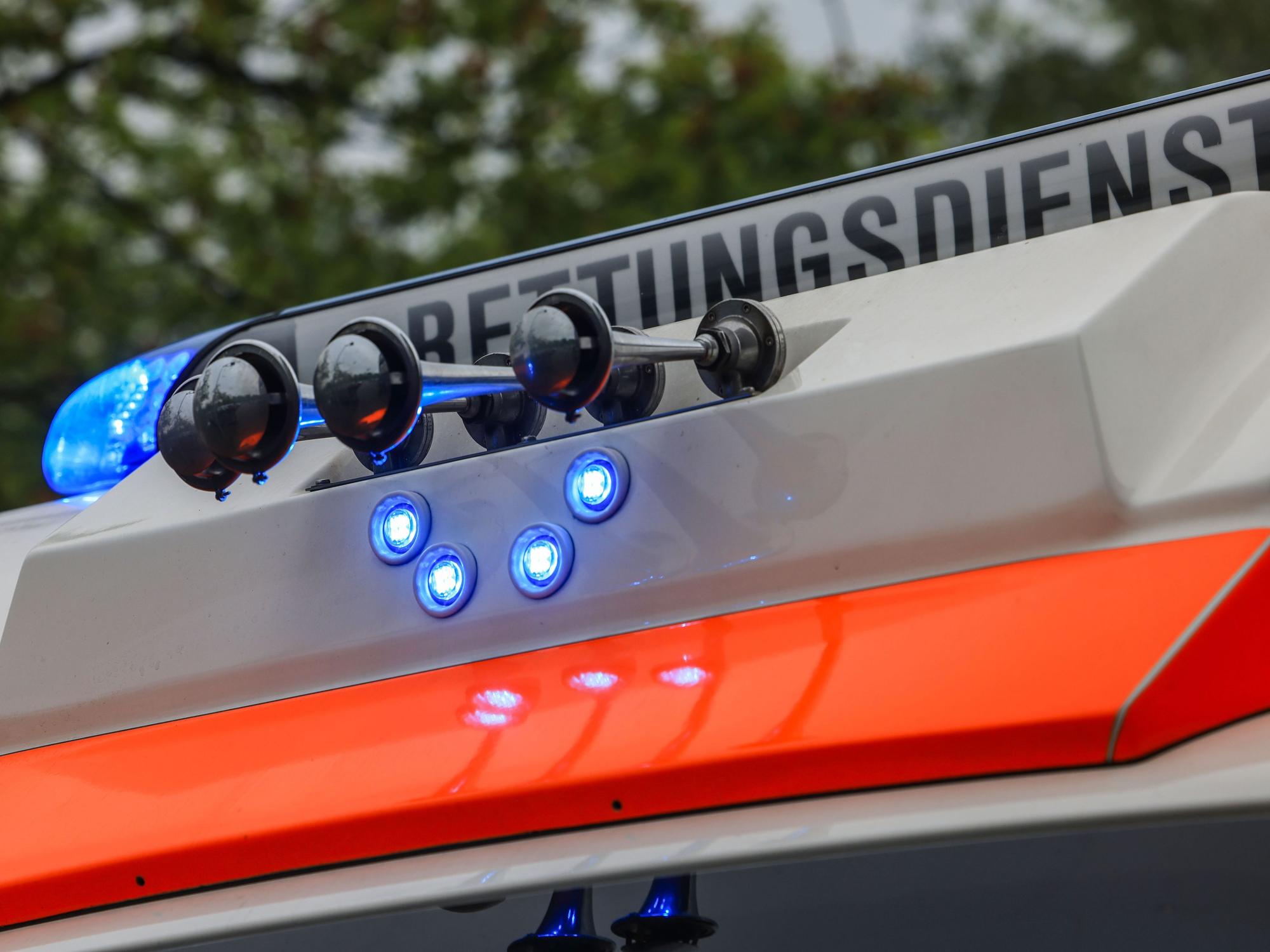 Ein Rettungswagen steht am Einsatzort.