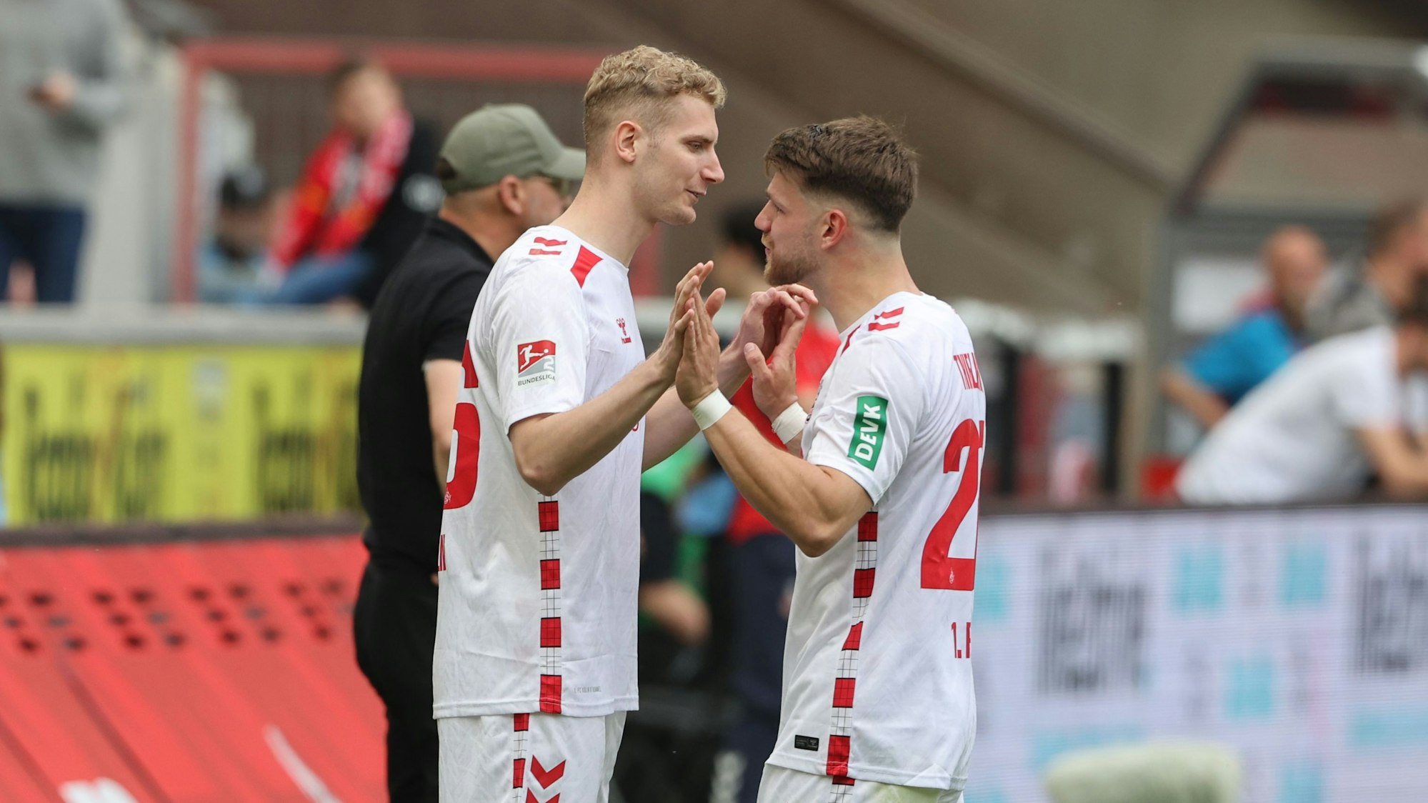 Meiko Sponsel kommt bei seinem FC-Debüt am 20. April 2025 für Jan Thielmann ins Spiel.