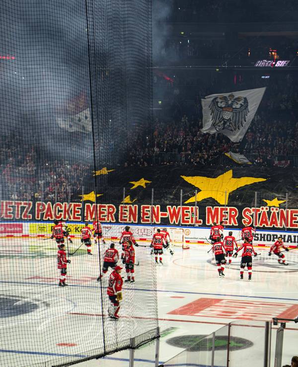 Die Fans der Kölner Haie packen vor Spiel 2 der Finalserie gegen die Eisbären Berlin eine Choreo aus.