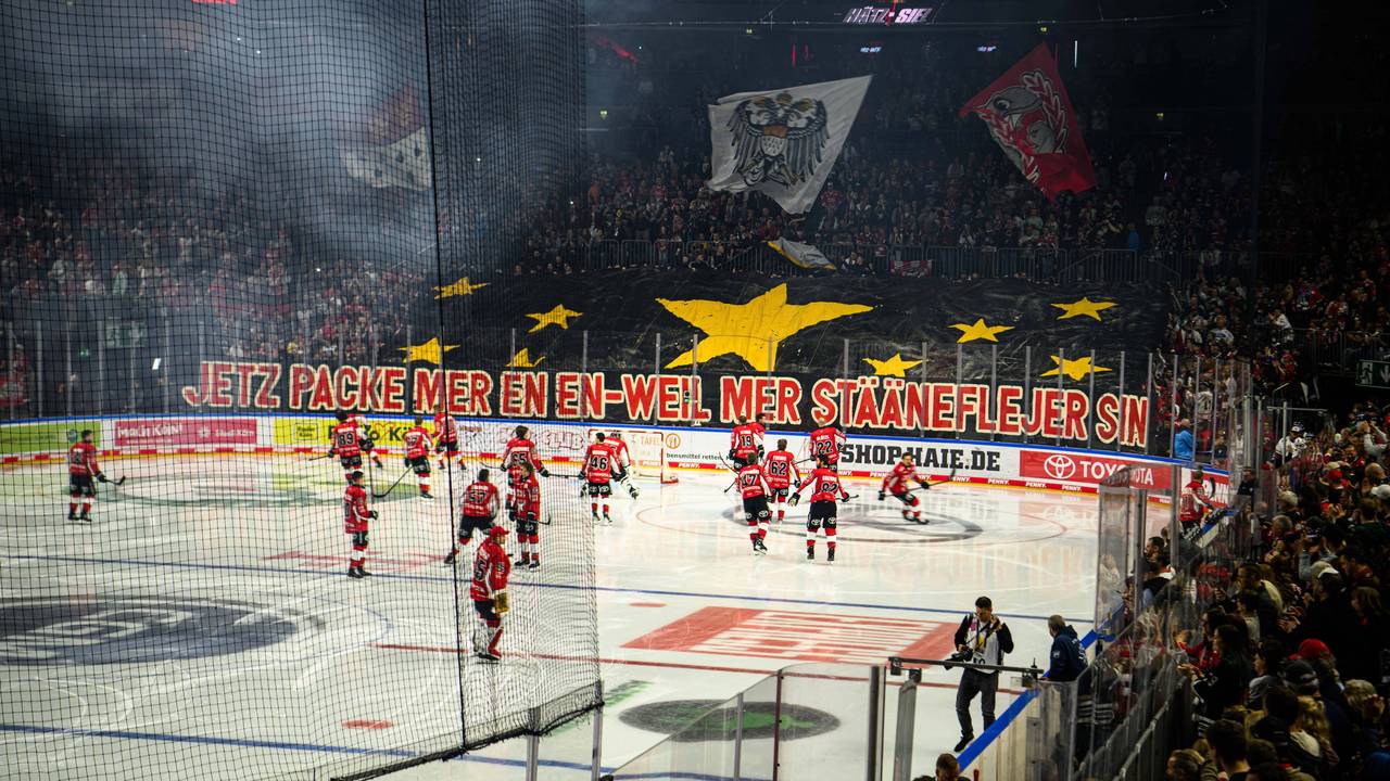 Die Fans der Kölner Haie packen vor Spiel 2 der Finalserie gegen die Eisbären Berlin eine Choreo aus.