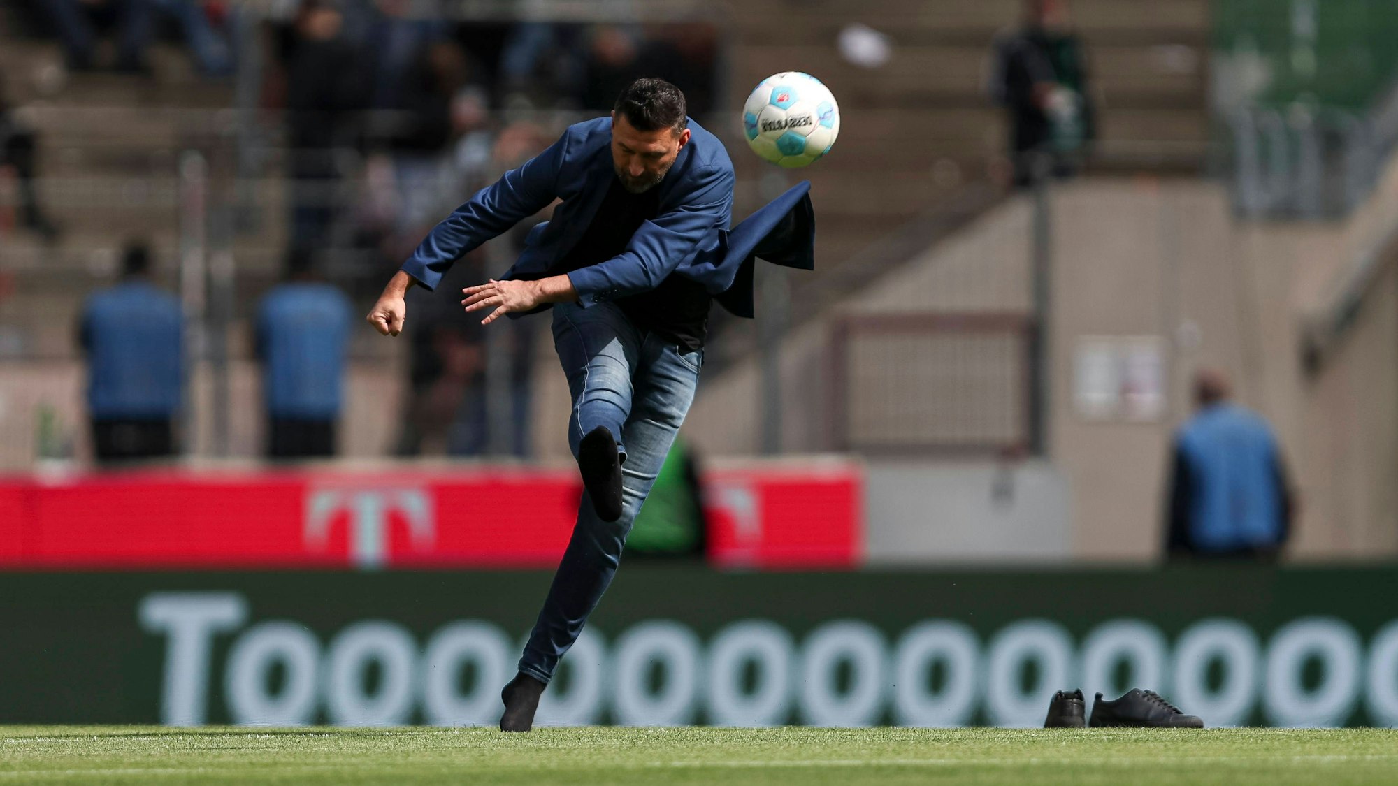 Torsten Mattuschka schießt mit Socken einen Ball.