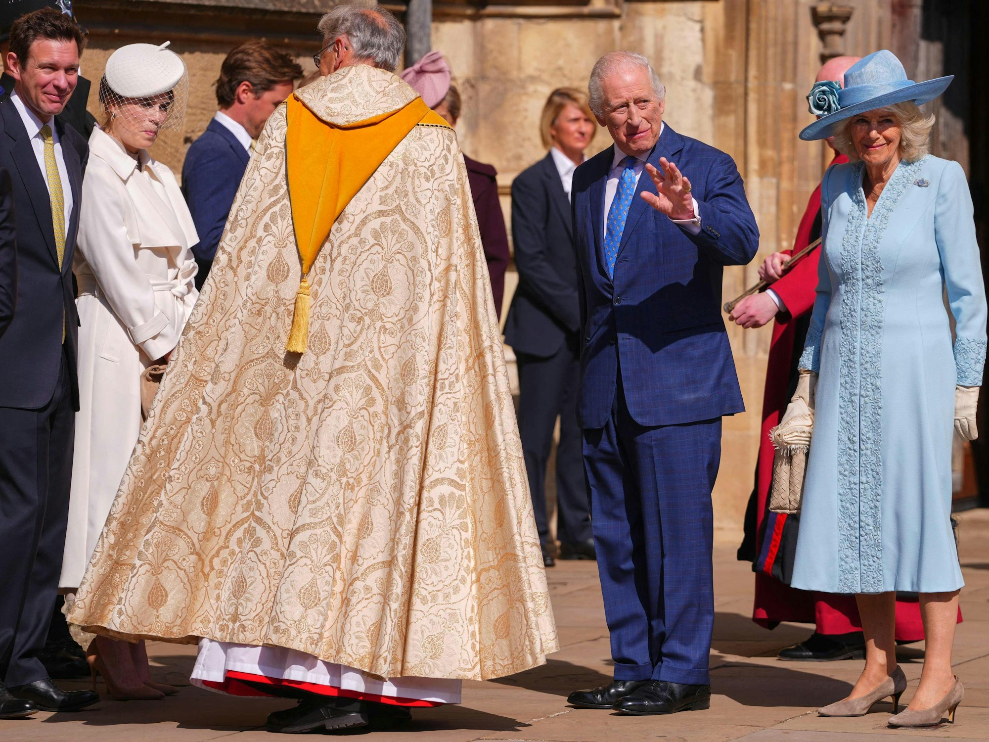 König Charles III. und Ehefrau Camilla erscheinen zum Ostergottesdienst in der St. George's Chapel auf Windsor Castle.