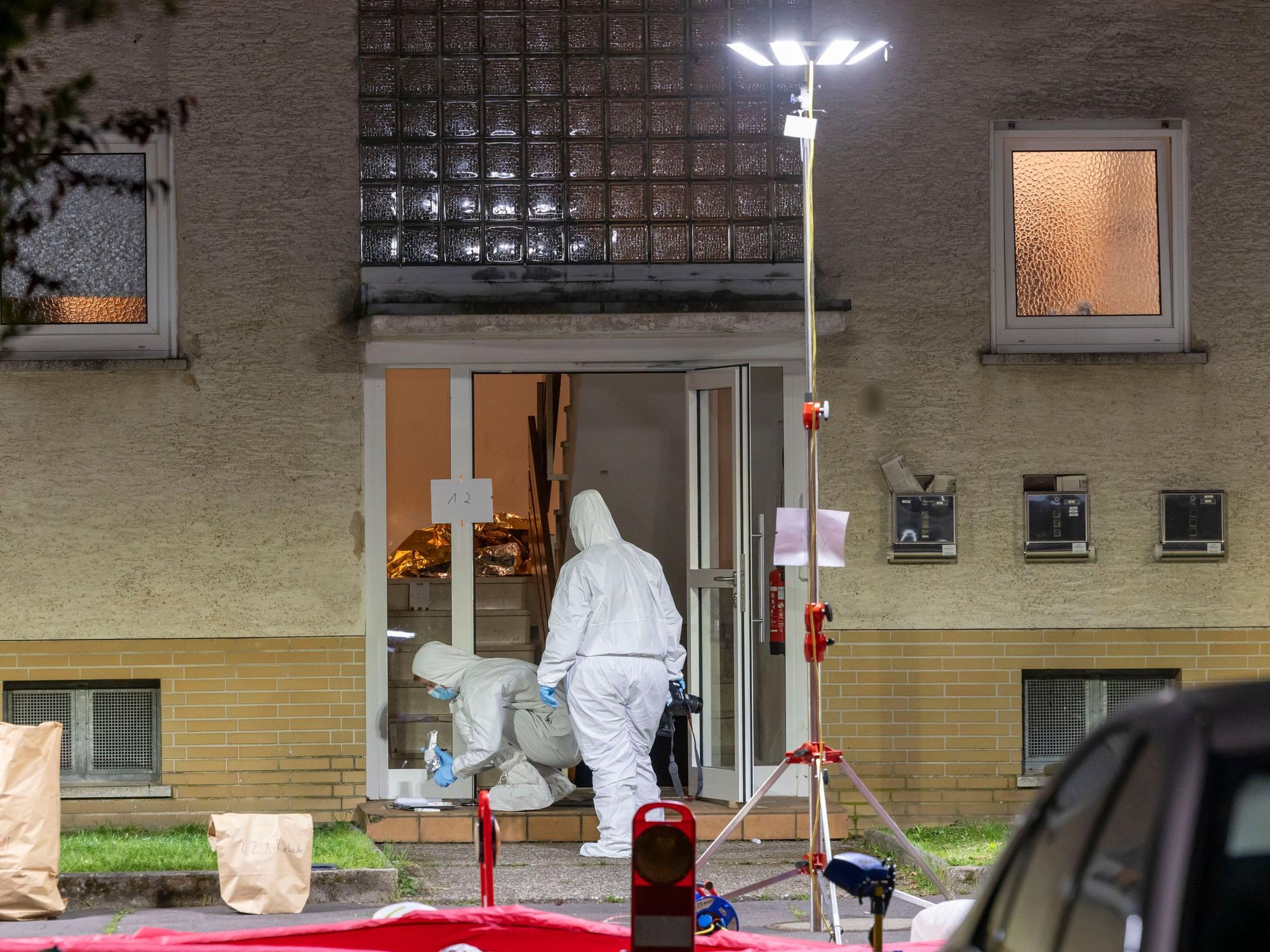 Die Spurensicherung der Polizei arbeitet an einem Tatort, nachdem zwei Männer erschossen wurden. Mit einem Großaufgebot sucht die hessische Polizei nach einem Schützen, der in Bad Nauheim zwei Männer getötet haben soll.