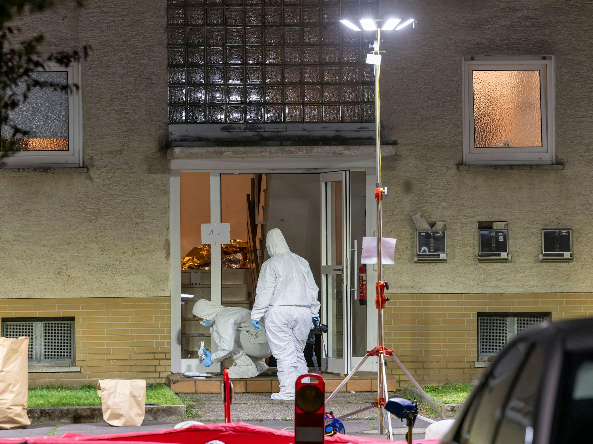 Die Spurensicherung der Polizei arbeitet an einem Tatort, nachdem zwei Männer erschossen wurden. Mit einem Großaufgebot sucht die hessische Polizei nach einem Schützen, der in Bad Nauheim zwei Männer getötet haben soll.