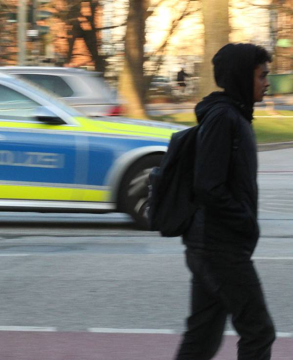 Ein Einsatzwagen der Polizei rast die Saarlandstraße entlang.