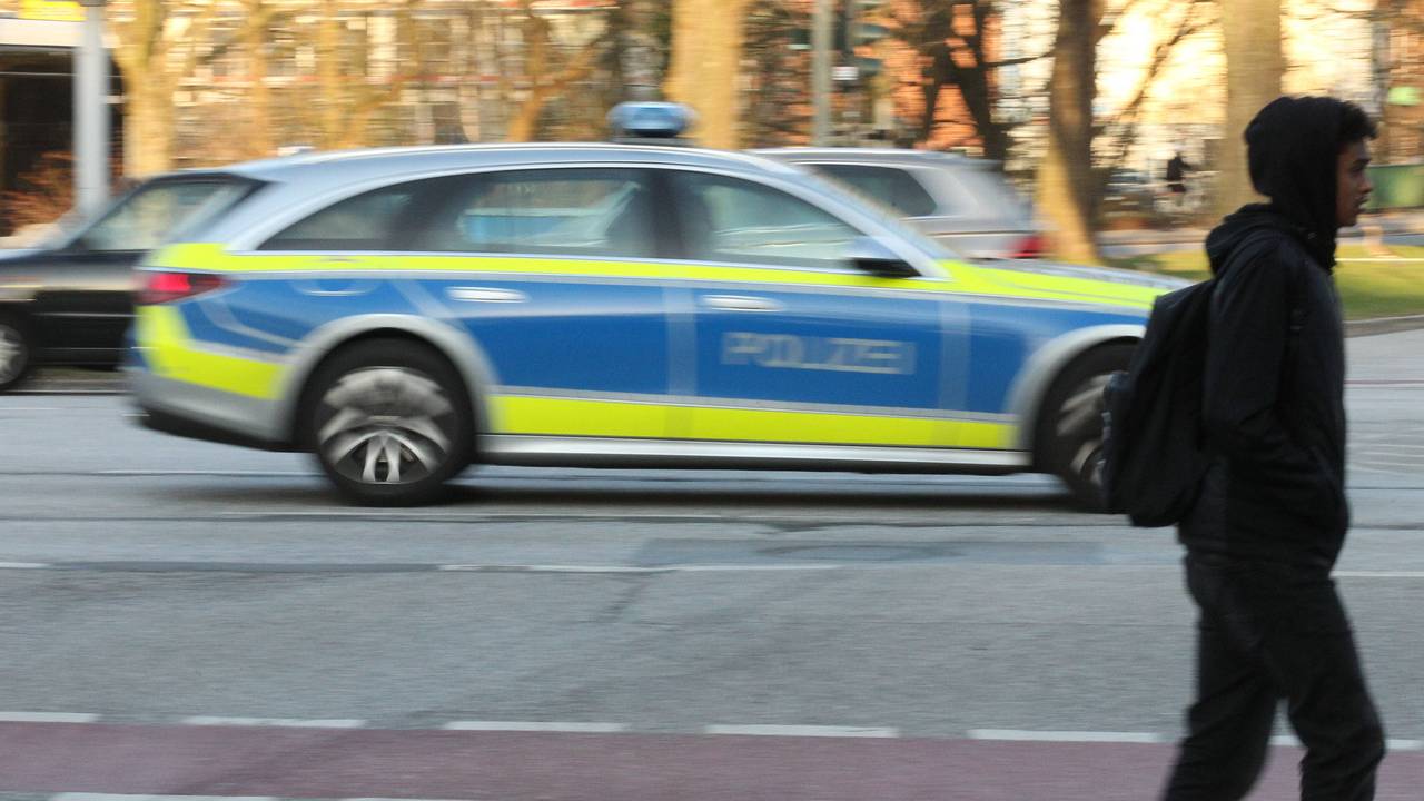 Ein Einsatzwagen der Polizei rast die Saarlandstraße entlang.