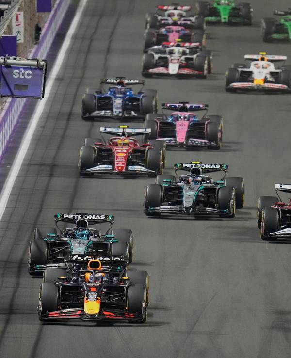 Der niederländische Red-Bull-Pilot Max Verstappen (l.) steuert sein Auto, gefolgt vom australischen McLaren-Piloten Oscar Piastri.