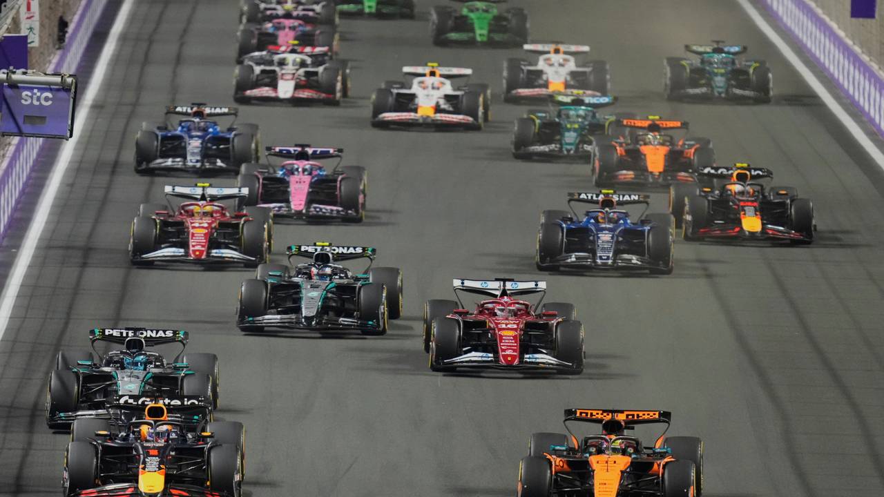 Der niederländische Red-Bull-Pilot Max Verstappen (l.) steuert sein Auto, gefolgt vom australischen McLaren-Piloten Oscar Piastri.