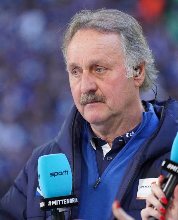 Peter Neururer steht neben Katharina Kleinfeldt am Spielfeldrand.