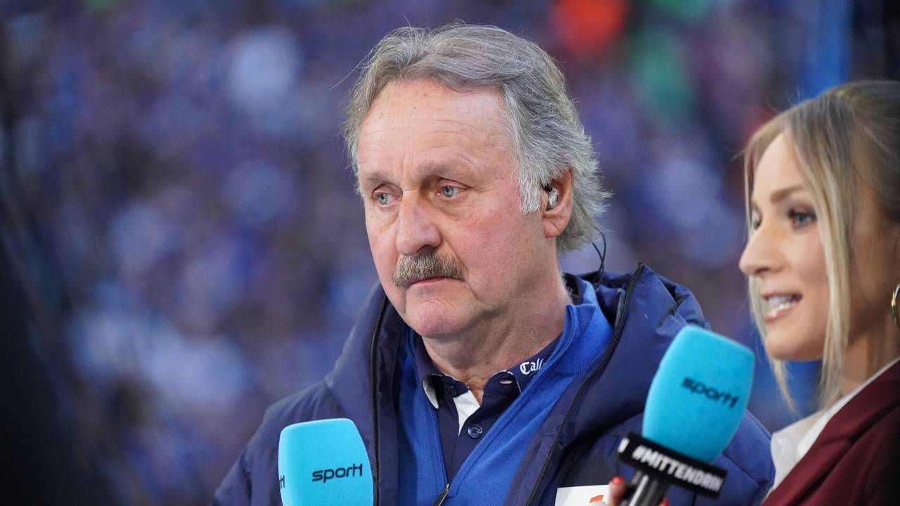 Peter Neururer steht neben Katharina Kleinfeldt am Spielfeldrand.