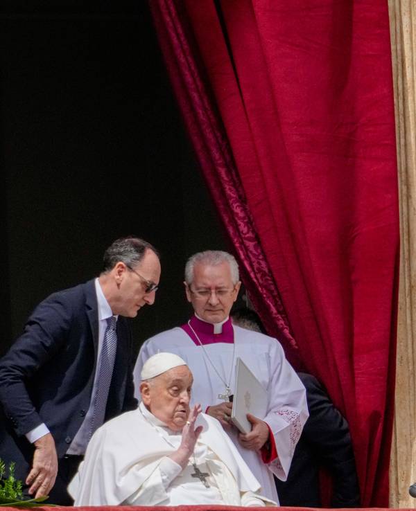Papst Franziskus erteilt den Segen Urbi et Orbi von der zentralen Loge des Petersdoms aus am Ende der Ostermesse, die von Kardinal Angelo Comastri auf dem Petersplatz im Vatikan geleitet wurde.