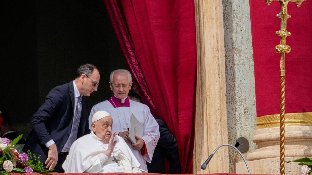 Papst Franziskus erteilt den Segen Urbi et Orbi von der zentralen Loge des Petersdoms aus am Ende der Ostermesse, die von Kardinal Angelo Comastri auf dem Petersplatz im Vatikan geleitet wurde.