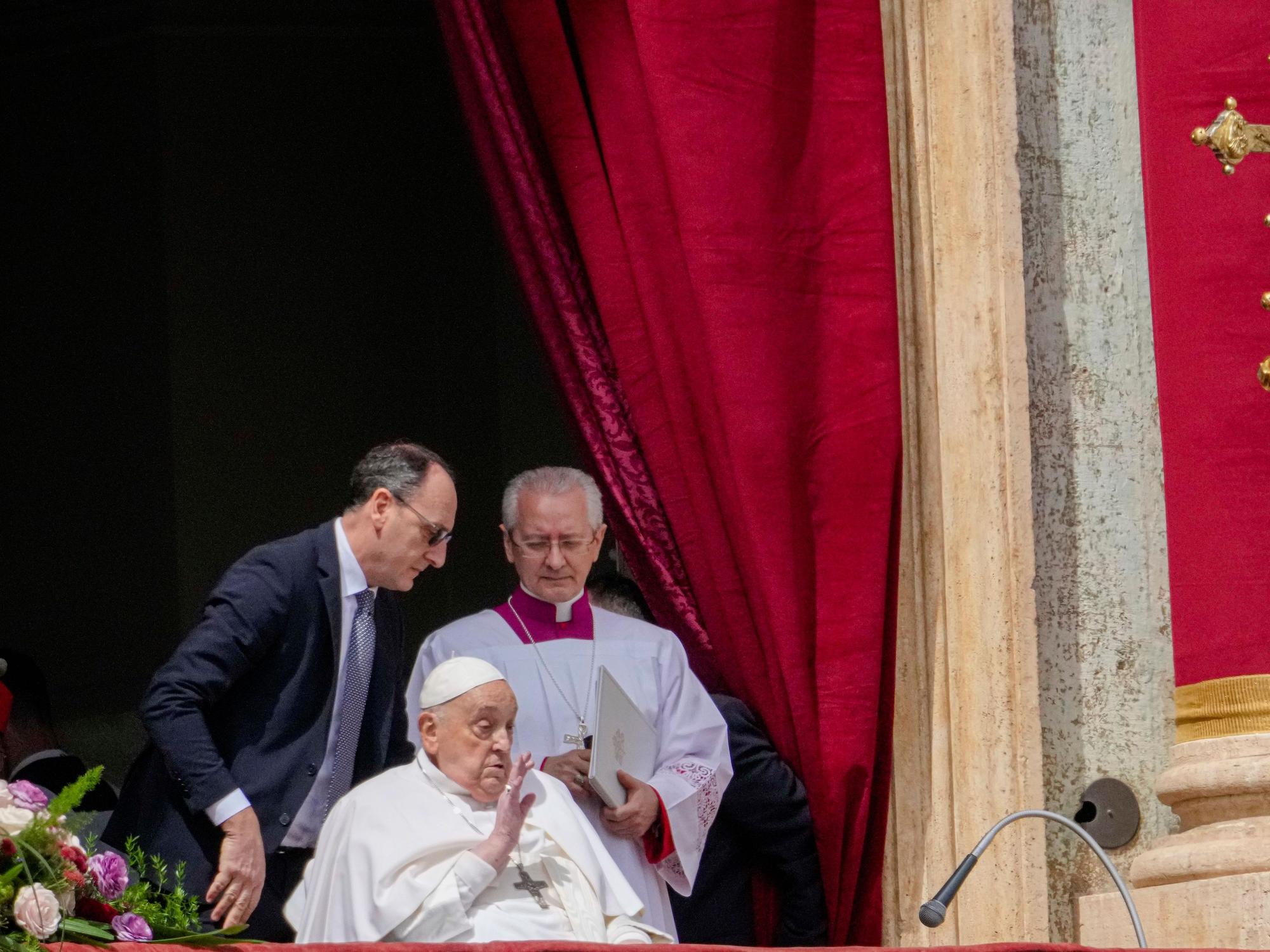 Papst Franziskus erteilt den Segen Urbi et Orbi von der zentralen Loge des Petersdoms aus am Ende der Ostermesse, die von Kardinal Angelo Comastri auf dem Petersplatz im Vatikan geleitet wurde.