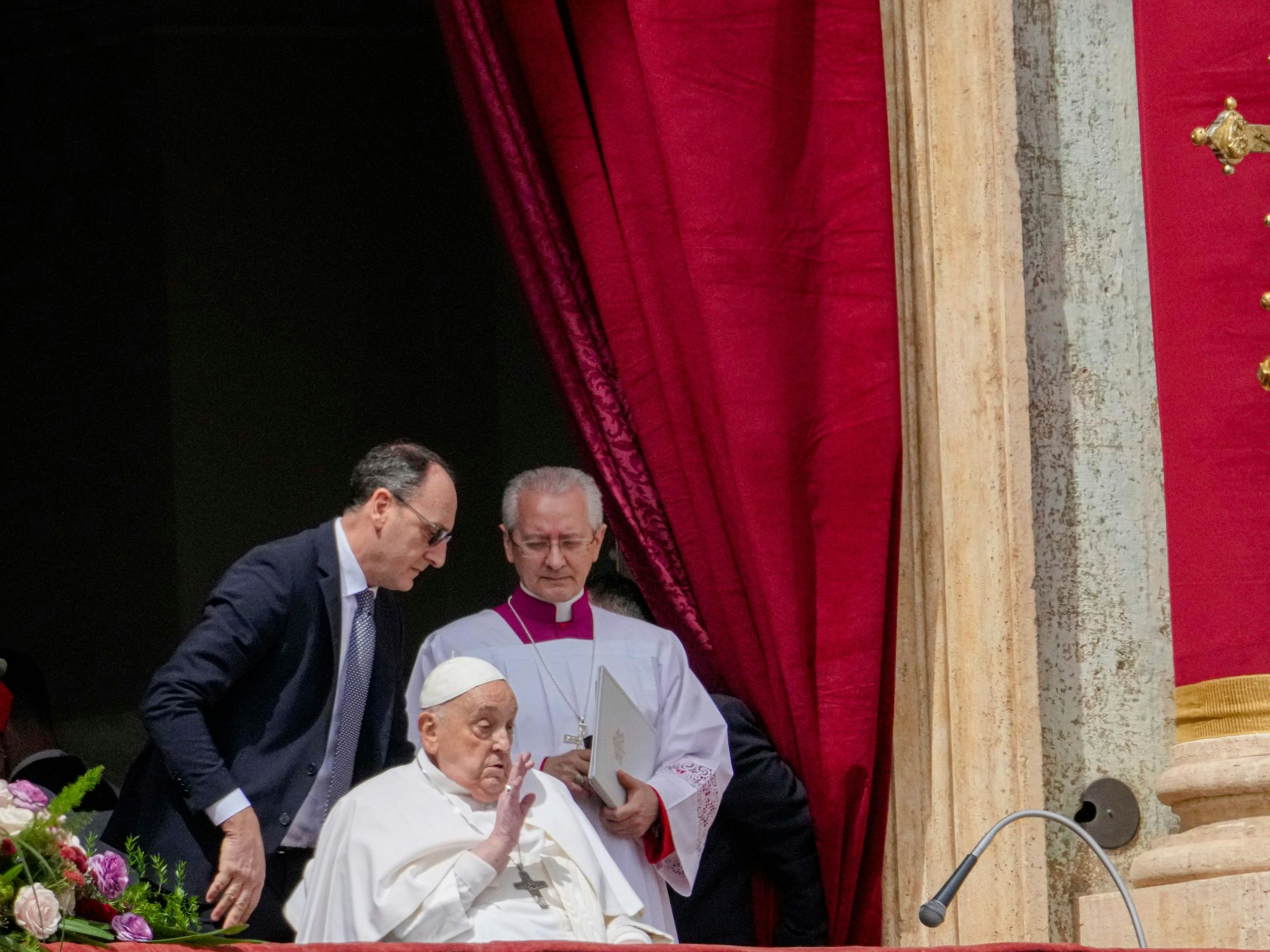 Papst Franziskus erteilt den Segen Urbi et Orbi von der zentralen Loge des Petersdoms aus am Ende der Ostermesse, die von Kardinal Angelo Comastri auf dem Petersplatz im Vatikan geleitet wurde.