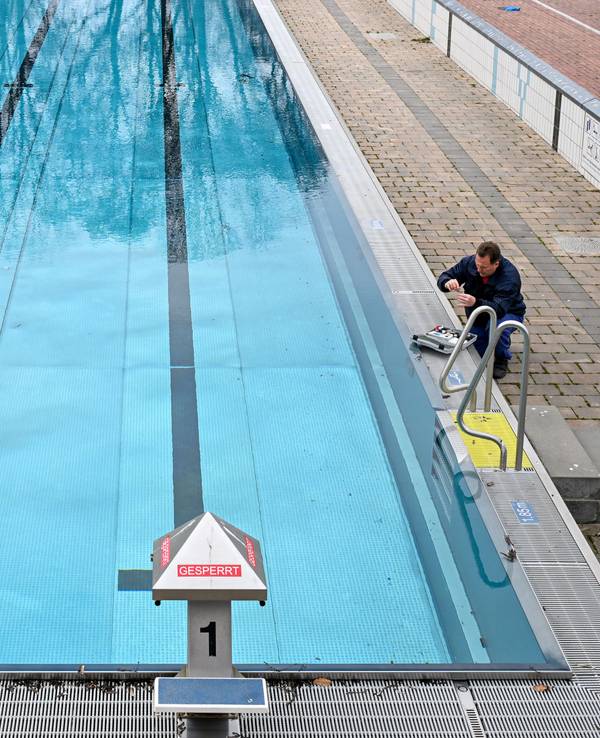 Das Symbolfoto zeigt das Sportbecken des Sommerbades Kreuzberg (Prinzenbad).