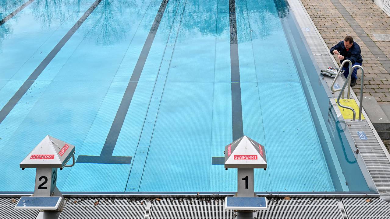 Das Symbolfoto zeigt das Sportbecken des Sommerbades Kreuzberg (Prinzenbad).