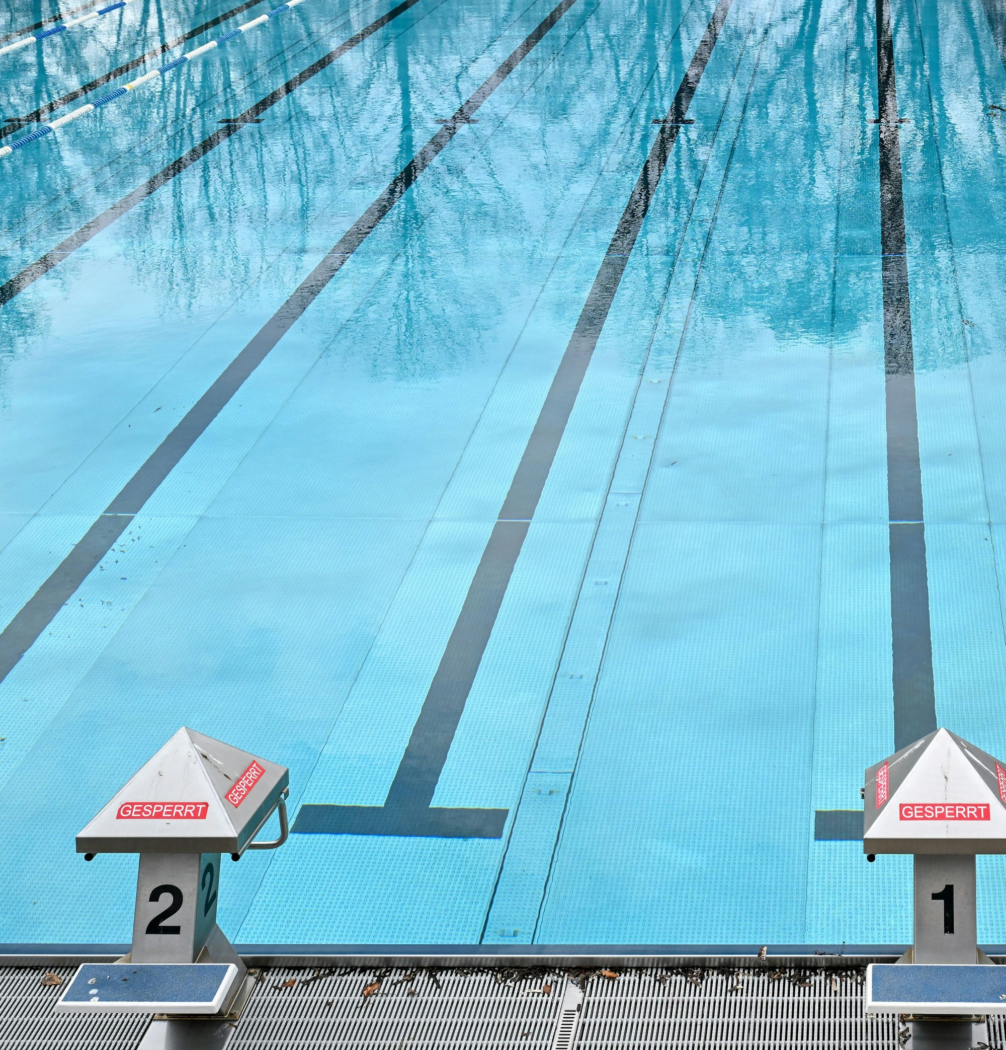 Das Symbolfoto zeigt das Sportbecken des Sommerbades Kreuzberg (Prinzenbad).