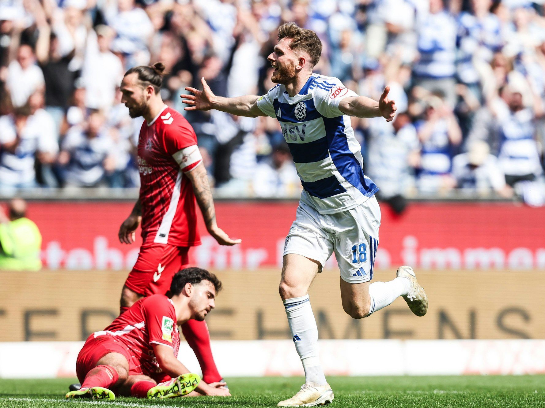 Steffen Meuer jubelt nach seinem Treffer.