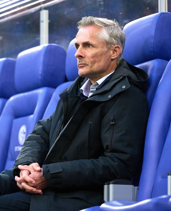 Schalkes Trainer Kees van Wonderen sitzt vor dem Spiel auf der Bank.