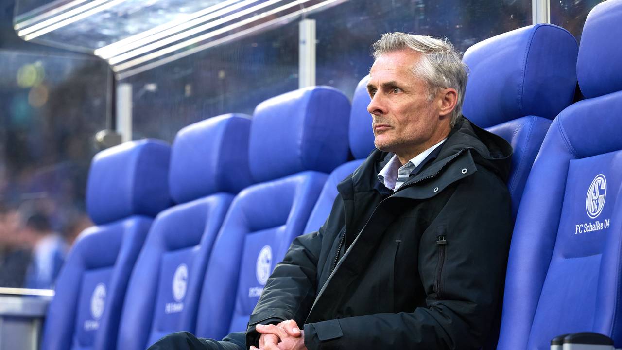 Schalkes Trainer Kees van Wonderen sitzt vor dem Spiel auf der Bank.