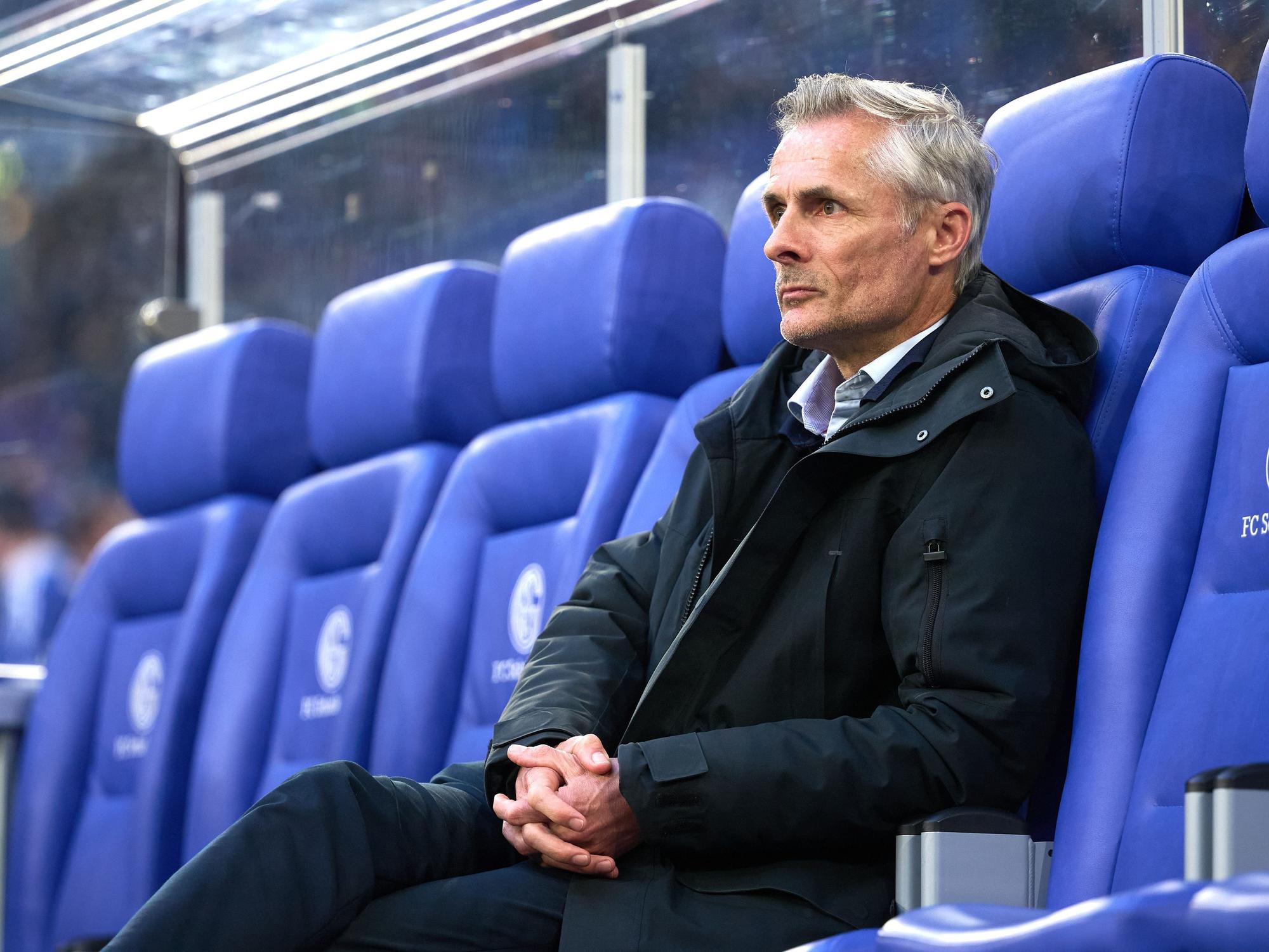 Schalkes Trainer Kees van Wonderen sitzt vor dem Spiel auf der Bank.