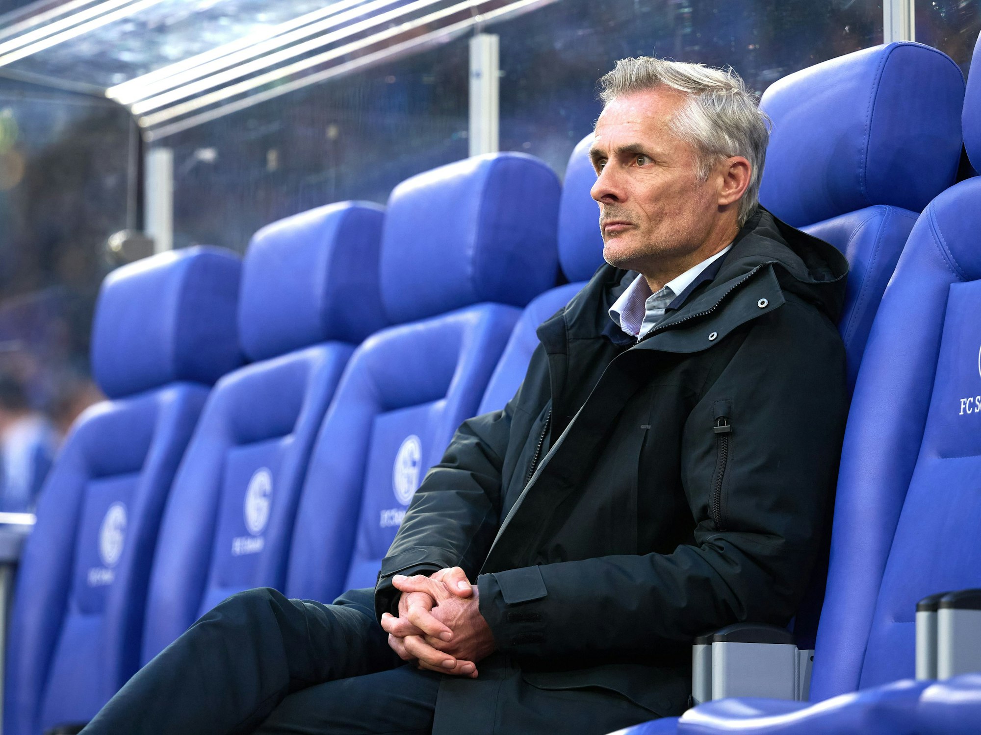 Schalkes Trainer Kees van Wonderen sitzt vor dem Spiel auf der Bank.