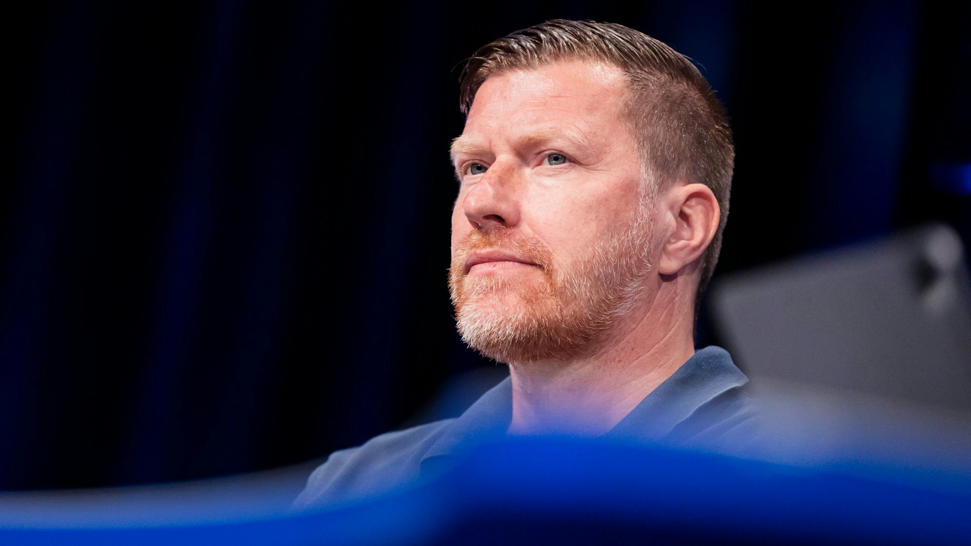 Andreas Neuendorf, Leiter Lizenzbereich bei Hertha BSC, sitzt bei der Mitgliederversammlung von Hertha BSC im CityCube der Messe Berlin auf der Bühne.
