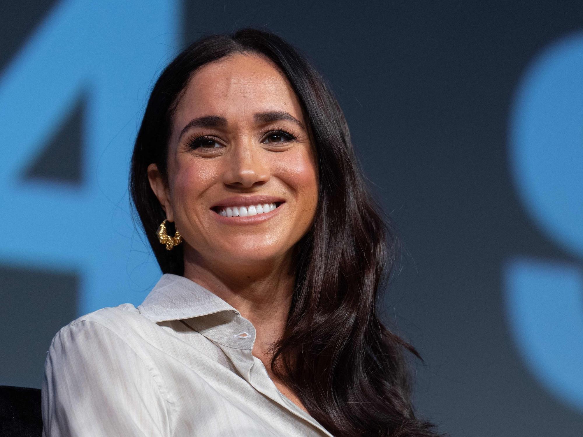 Herzogin Meghan lächelt auf einer Konferenz im Januar 2025. Doch hinter den Kulissen dürfte die Ehefrau von Prinz Harry die permanente Kritik an ihrer Person aufs Gemüt schlagen.