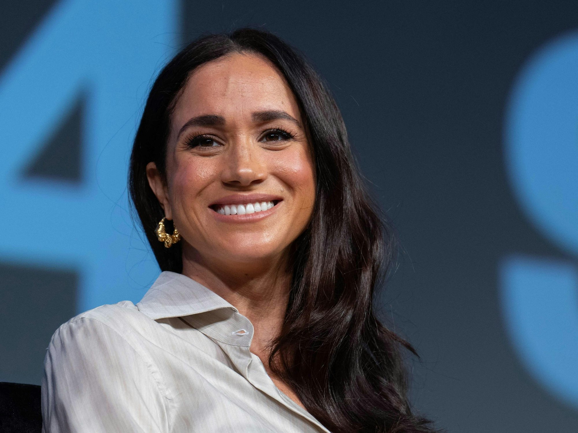 Herzogin Meghan lächelt auf einer Konferenz im Januar 2025. Doch hinter den Kulissen dürfte die Ehefrau von Prinz Harry die permanente Kritik an ihrer Person aufs Gemüt schlagen.