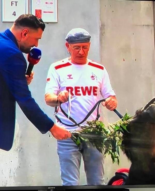 Sky-Experte Torsten Mattuschka füttert FC-Maskottchen Hennes.