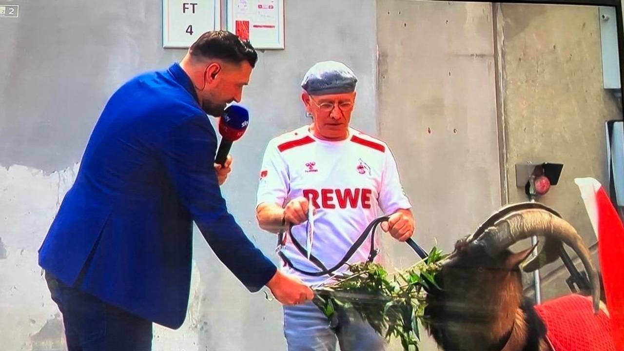 Sky-Experte Torsten Mattuschka füttert FC-Maskottchen Hennes.