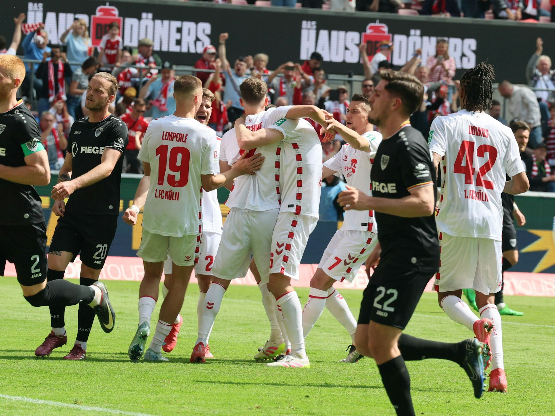 Die Spieler des 1. FC Köln bejubeln das zwischenzeitliche 2:1 gegen Preußen Münster.