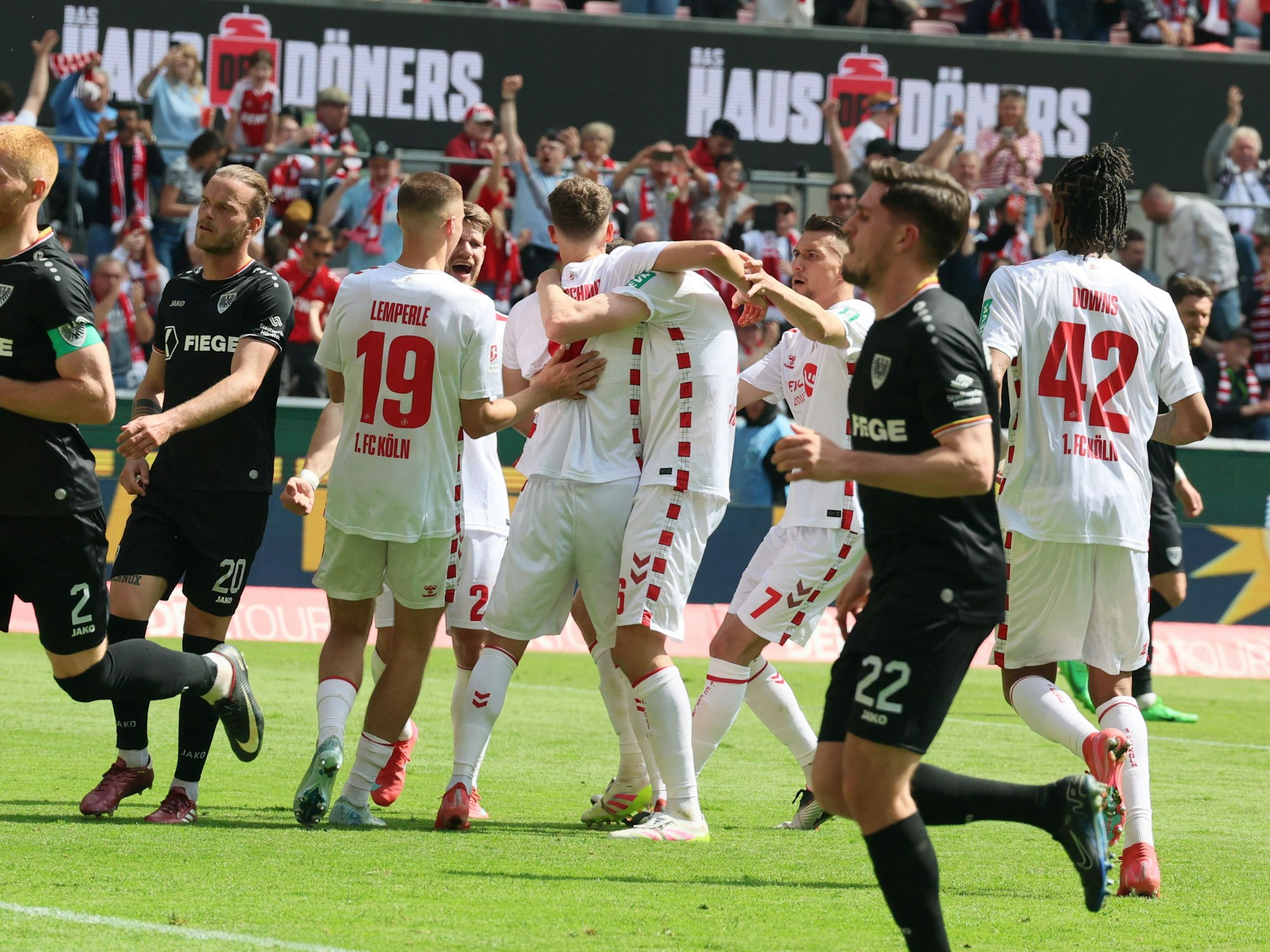 Die Spieler des 1. FC Köln bejubeln das zwischenzeitliche 2:1 gegen Preußen Münster.