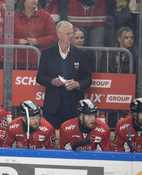 Kari Jalonen steht hinter seinen Spielern.