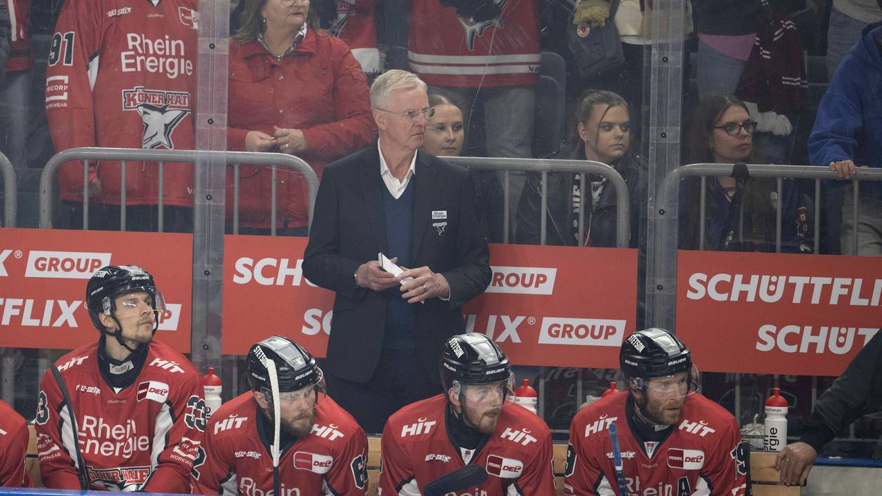 Kari Jalonen steht hinter seinen Spielern.